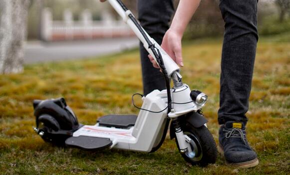  De acuerdo con la ergonomía, Airwheel Z5 le permite viajar más libremente.